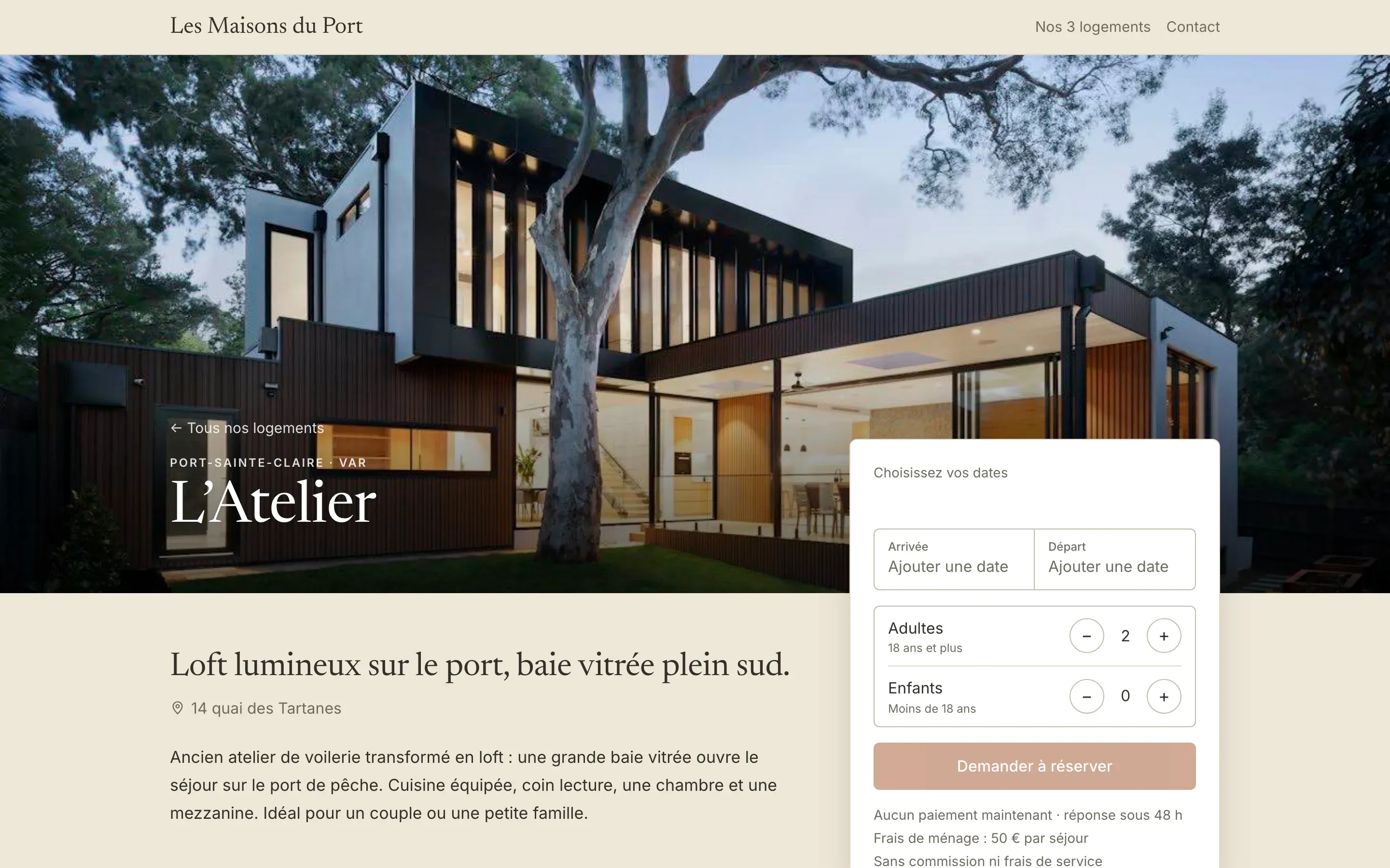 La fiche de L'Atelier sur le Site de réservation des Maisons du Port, sur ordinateur : grande photo de la maison d'architecte, nom du Logement et formulaire de demande de réservation (dates d'arrivée et de départ, voyageurs).