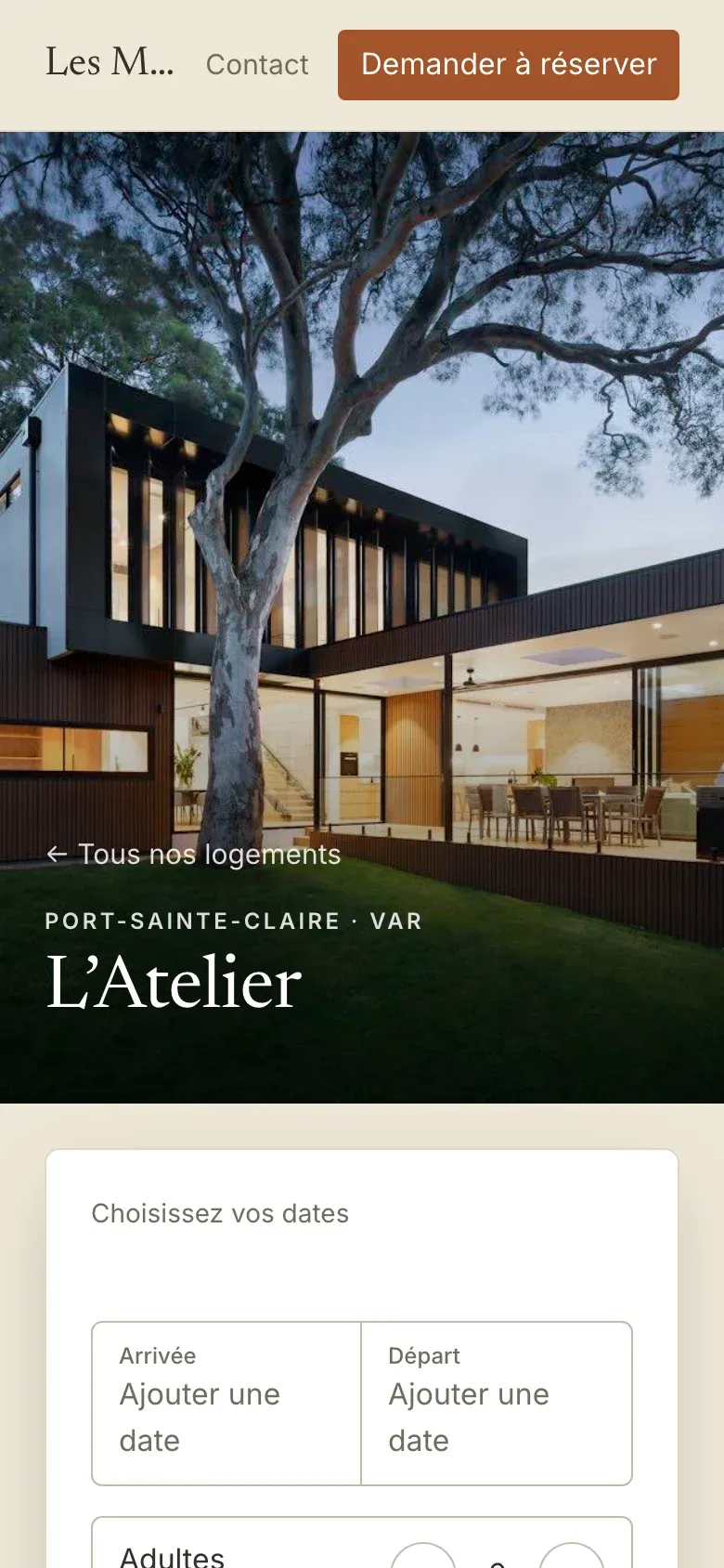 La même fiche sur smartphone : photo de la maison, puis le formulaire de réservation empilé, prêt à recevoir les dates du séjour.